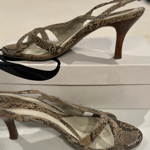 Naturalizer -open toed, strappy sandals- Size 8.5 Excellent, like new condition. - Picture 9 of 9
